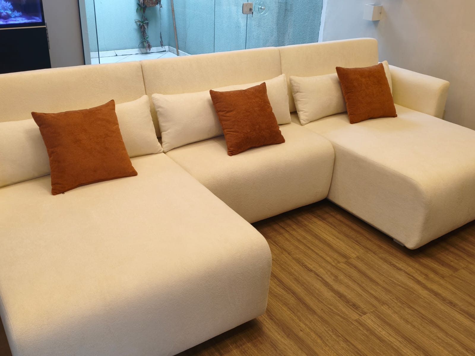 Sofá de canto com chaise em tecido creme