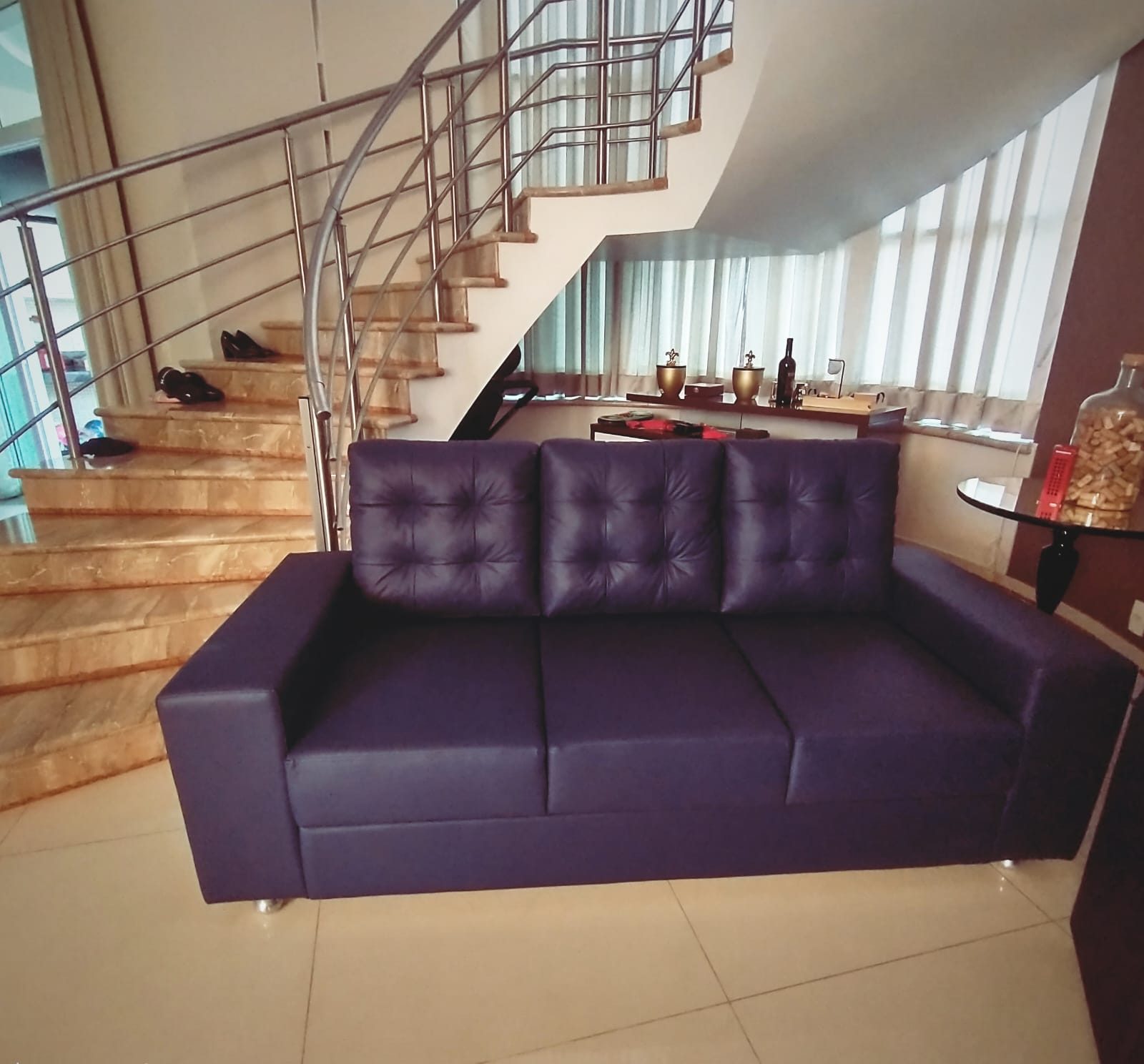 Sofá em couro roxo