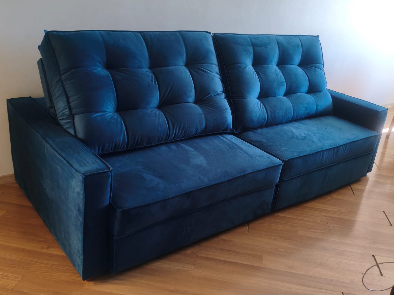 Sofá retrátil em veludo azul